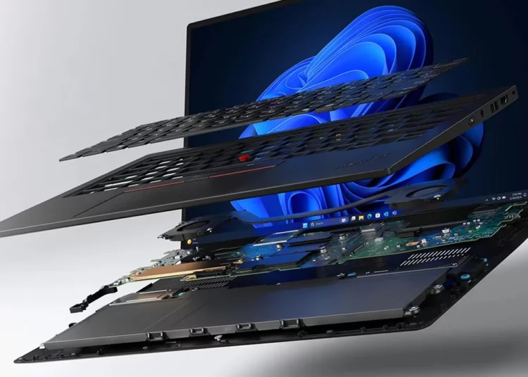 Tampilan exploded view dari Lenovo ThinkPad X1 Carbon Gen 13, salah satu laptop tipis ringan terbaik, yang menunjukkan struktur internalnya yang kokoh.
