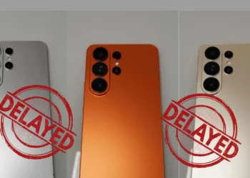 Ilustrasi penundaan launching Galaxy S26, menunjukkan render S26 dan S26+ (dicap 'DELAYED') yang terancam mundur ke Maret 2026.