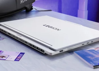 Laptop gaming tertipis dari Lenovo, Legion 7 16 Gen 10, dalam keadaan tertutup di atas meja kerja.