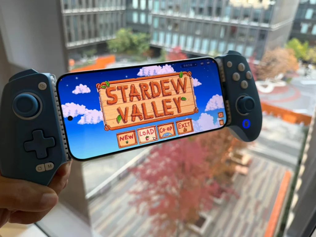 Seseorang main game Steam di HP (Stardew Valley) menggunakan controller di Xiaomi Redmi K90, membuktikan adanya dukungan controller penuh.