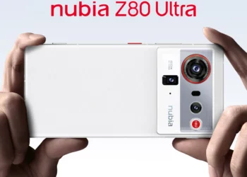 Tangan memegang Nubia Z80 Ultra warna putih, menyorot modul kamera 'Master 990' yang gahar, HP dengan baterai 7.200mAh.