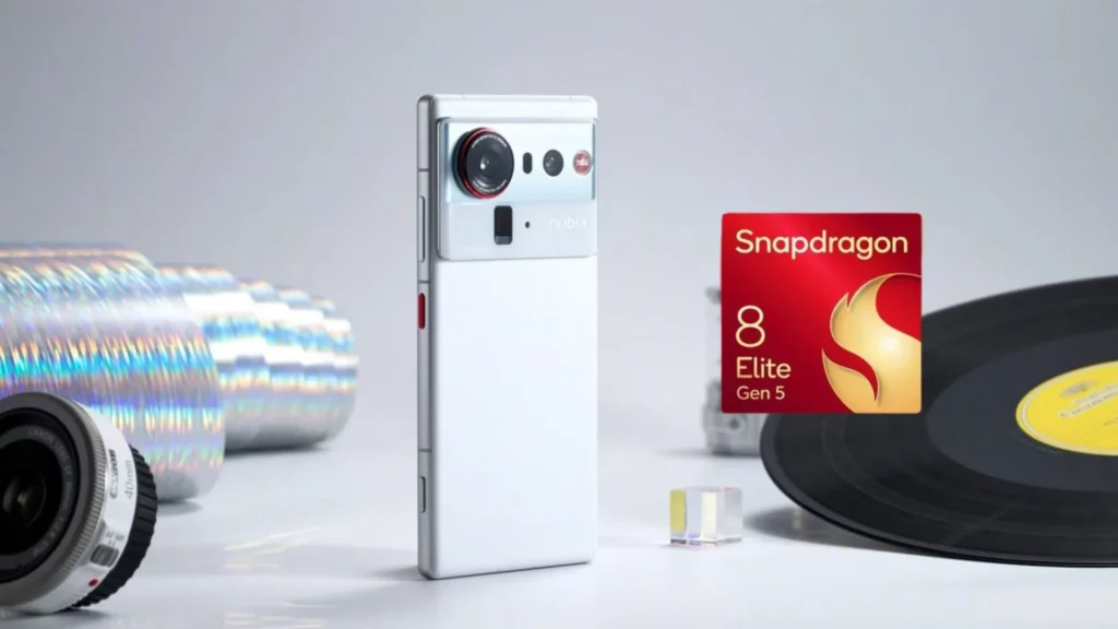 Ponsel Nubia Z80 Ultra warna putih berdiri di samping logo chipset Snapdragon 8 Elite Gen 5 yang mentenagainya.