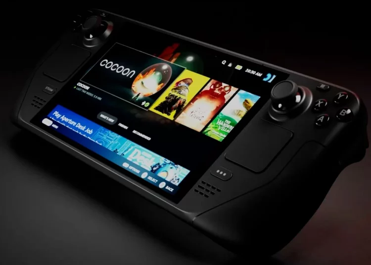 Tampilan close-up dari Steam Deck OLED, sebuah pilihan PC Gaming Handheld Terbaik, dengan layar yang menyala menampilkan library game dari antarmuka SteamOS.
