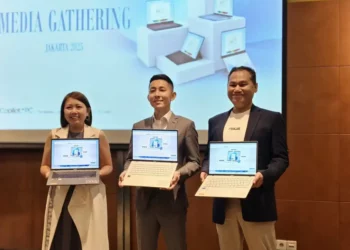 Lenny Lin (Country Manager), Davina Larissa (Marketing Manager), dan Muhammad Firman (PR Head) dari ASUS Indonesia memamerkan lineup ASUS Vivobook terbaru 2025 di acara media gathering Jakarta.