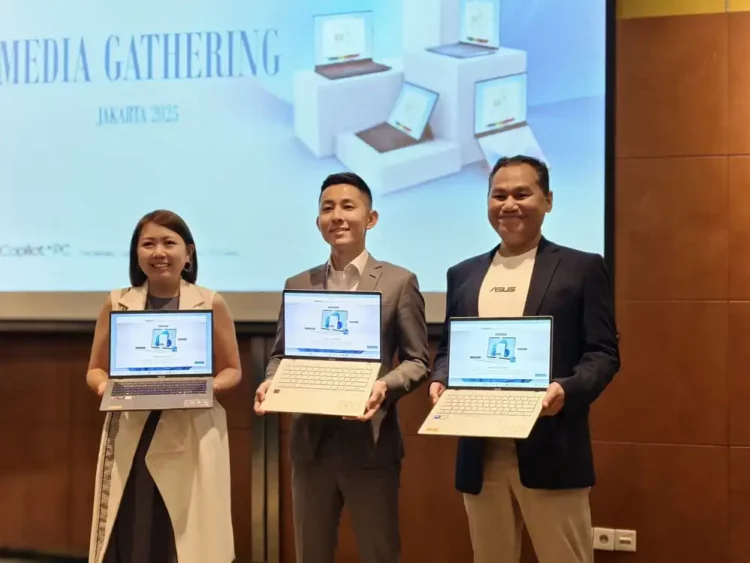Lenny Lin (Country Manager), Davina Larissa (Marketing Manager), dan Muhammad Firman (PR Head) dari ASUS Indonesia memamerkan lineup ASUS Vivobook terbaru 2025 di acara media gathering Jakarta.
