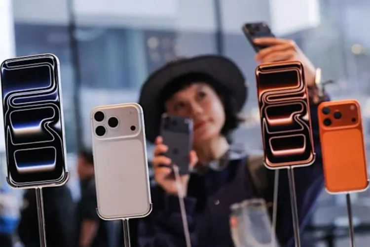 Seorang pelanggan wanita melihat jajaran iPhone 17 Pro di toko, mengilustrasikan tingginya penjualan iPhone 17 Pro.