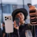 Seorang pelanggan wanita melihat jajaran iPhone 17 Pro di toko, mengilustrasikan tingginya penjualan iPhone 17 Pro.