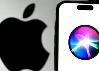 Logo Apple di samping ikon AI Siri baru di iPhone, mengilustrasikan bocoran performa lemot di iOS 26.4.