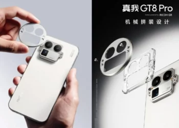 Tangan sedang 'bongkar pasang' modul kamera swappable Realme GT8 Pro, fitur gila yang ditenagai sensor Ricoh dan punya baterai 7000mAh.