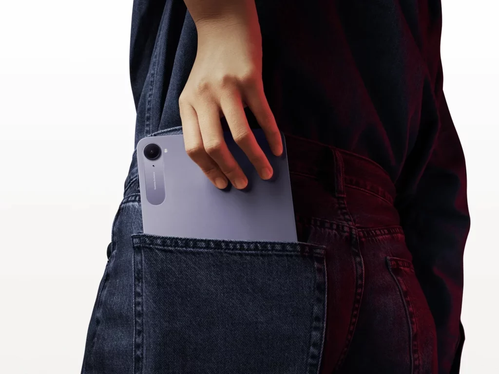 Ilustrasi Redmi K Pad 2 (Xiaomi Pad Mini 2), menunjukkan betapa portabel dan compact-nya tablet 'mini' spek gahar ini hingga bisa muat di saku.