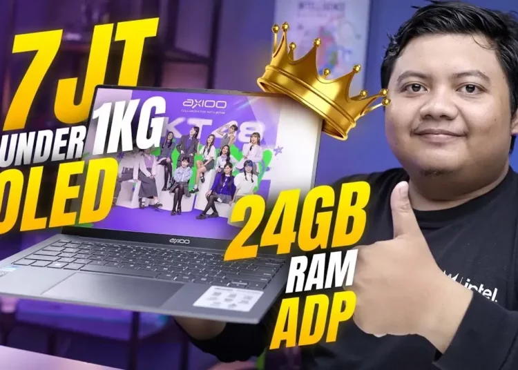 Reviewer pemmzchannel memegang Axioo Hype R3, bukti rekomendasi laptop 5 jutaan terbaik dengan spek 'mindblowing' OLED, 24GB RAM, dan ADP di harga 5,8 juta.