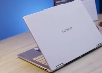 Tampilan laptop Lenovo Yoga 7i (2025) berwarna silver, model yang di-review karena punya varian kulit vegan mewah, super efisien, dan siap AI.