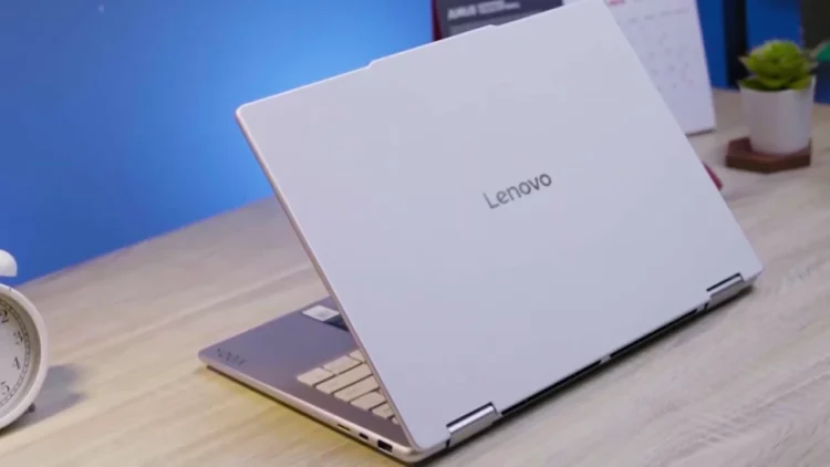 Tampilan laptop Lenovo Yoga 7i (2025) berwarna silver, model yang di-review karena punya varian kulit vegan mewah, super efisien, dan siap AI.