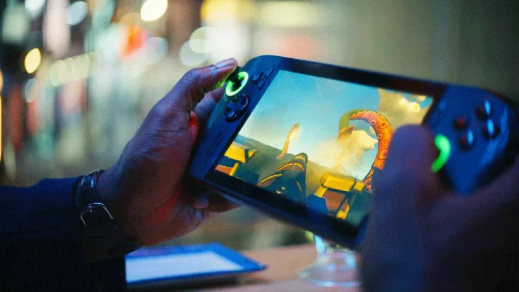 Seseorang sedang asyik bermain game petualangan di sebuah PC Gaming Handheld Terbaik pada malam hari, menampilkan layar yang cerah dan kontrol yang ergonomis.