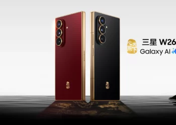 Dua HP lipat Samsung W26 dalam warna merah dan hitam dengan aksen emas, menggambarkan desain super mewah yang dibahas dalam artikel.