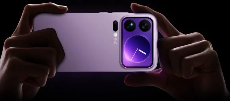 Dua tangan memegang Xiaomi 17 Pro Max, menunjukkan fitur layar sekunder di bagian belakang yang menjadi salah satu alasan kesuksesan penjualan seri Xiaomi 17.