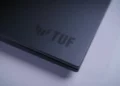 Logo TUF di bodi belakang laptop gaming ASUS TUF Gaming F16 (2025) yang sedang diulas.