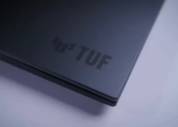 Logo TUF di bodi belakang laptop gaming ASUS TUF Gaming F16 (2025) yang sedang diulas.