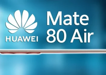 Sisi samping smartphone ultra-tipis berwarna perak atau biru muda, dipegang oleh jari, menonjolkan modul kamera melingkar yang tipis.