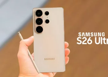 Tampilan belakang Samsung Galaxy S26 Ultra berwarna beige dengan empat kamera dan S Pen yang digenggam tangan.