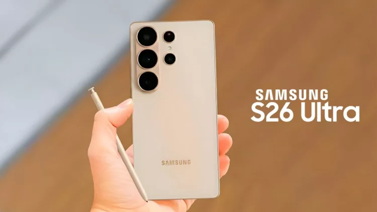 Tampilan belakang Samsung Galaxy S26 Ultra berwarna beige dengan empat kamera dan S Pen yang digenggam tangan.