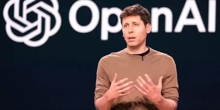 CEO OpenAI, Sam Altman, berbicara di atas panggung dengan logo OpenAI di latar belakang.
