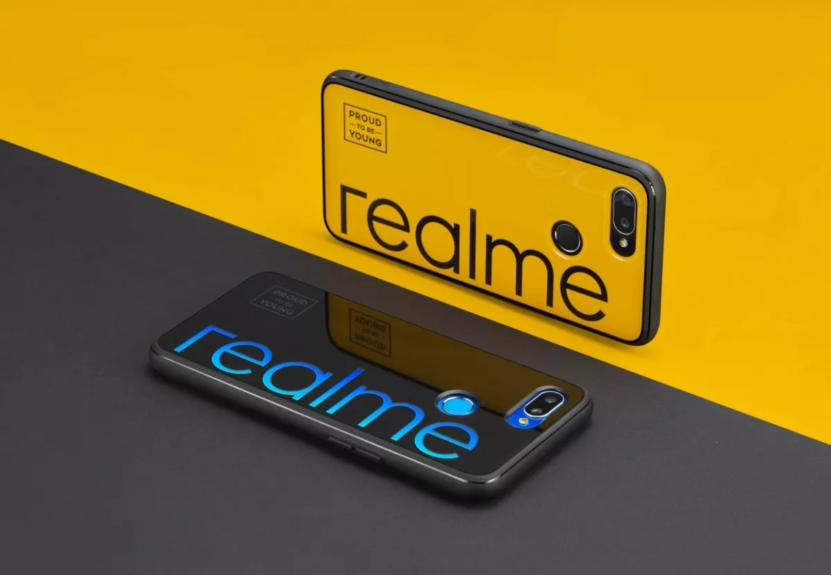 Tampilan belakang smartphone Realme baru berwarna emas/kuning, menunjukkan desain yang elegan dan ramping.