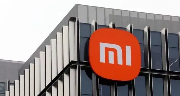 Tampilan gedung Xiaomi kelas flagship dengan layar besar dan desain premium, melambangkan fokus pada kualitas.