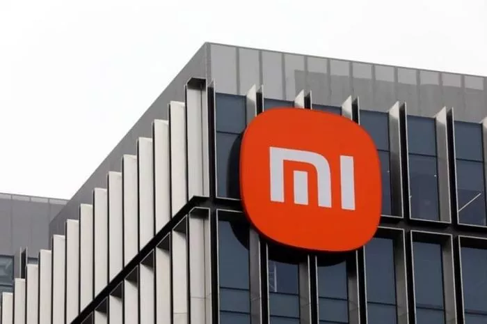 Tampilan gedung Xiaomi kelas flagship dengan layar besar dan desain premium, melambangkan fokus pada kualitas.