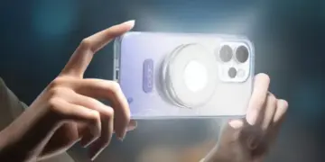 Aksesori Oppo Magnetic Halo Flash Light berbentuk ring light yang menempel secara magnetis pada bagian belakang smartphone.