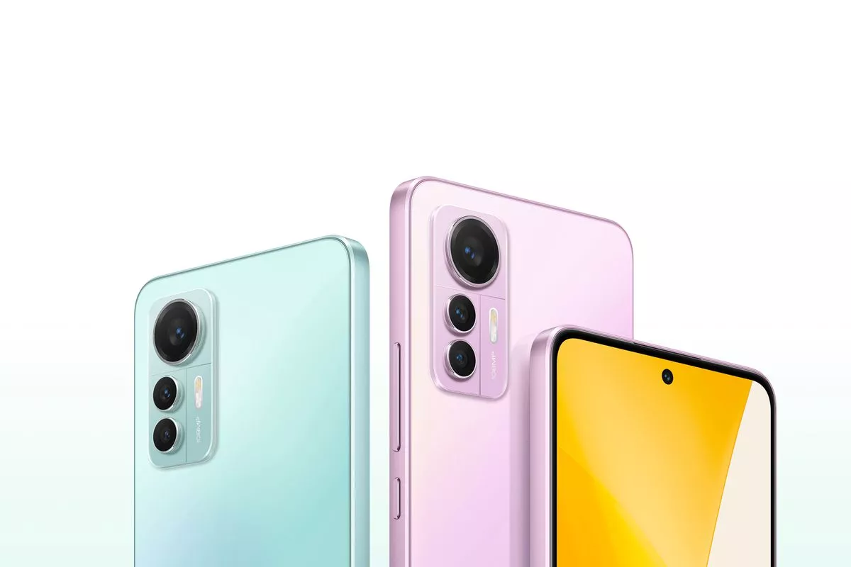 Ponsel Xiaomi dengan kamera utama besar dan desain belakang berwarna pastel.
