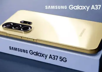 Ponsel Samsung Galaxy A37 5G berwarna emas di atas kotak kemasan yang juga bertuliskan nama produk.