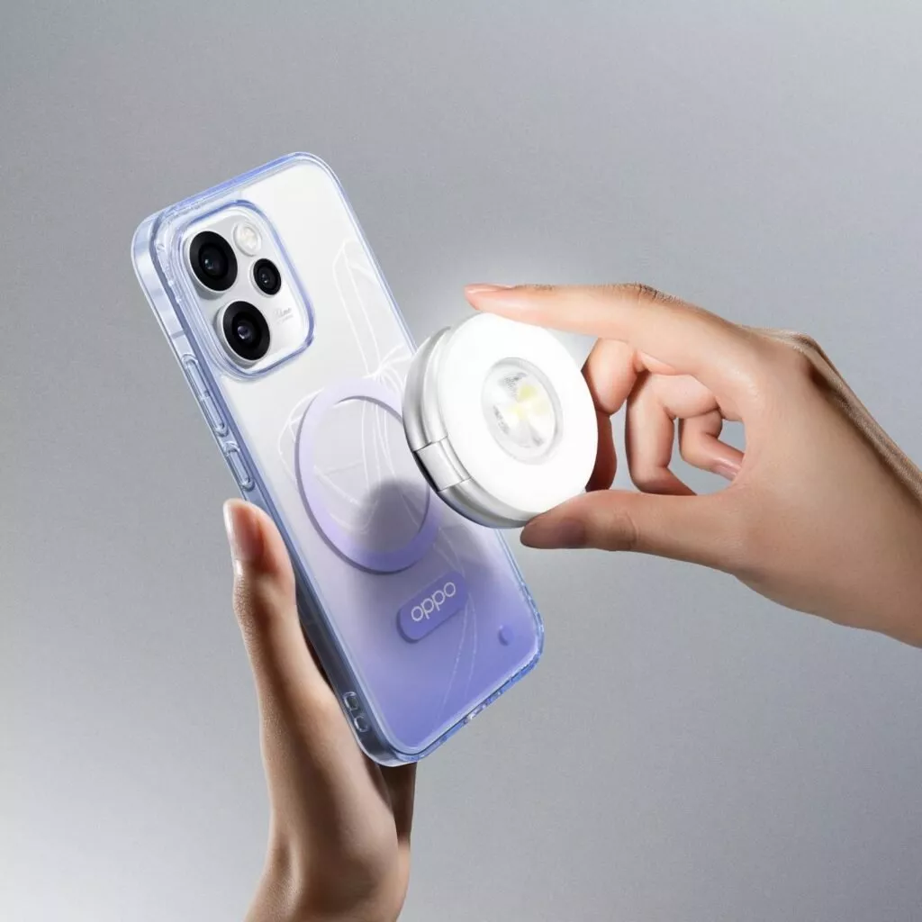 Seseorang memegang smartphone OPPO dengan aksesori Magnetic Halo Flash Light yang menyala untuk memotret objek.