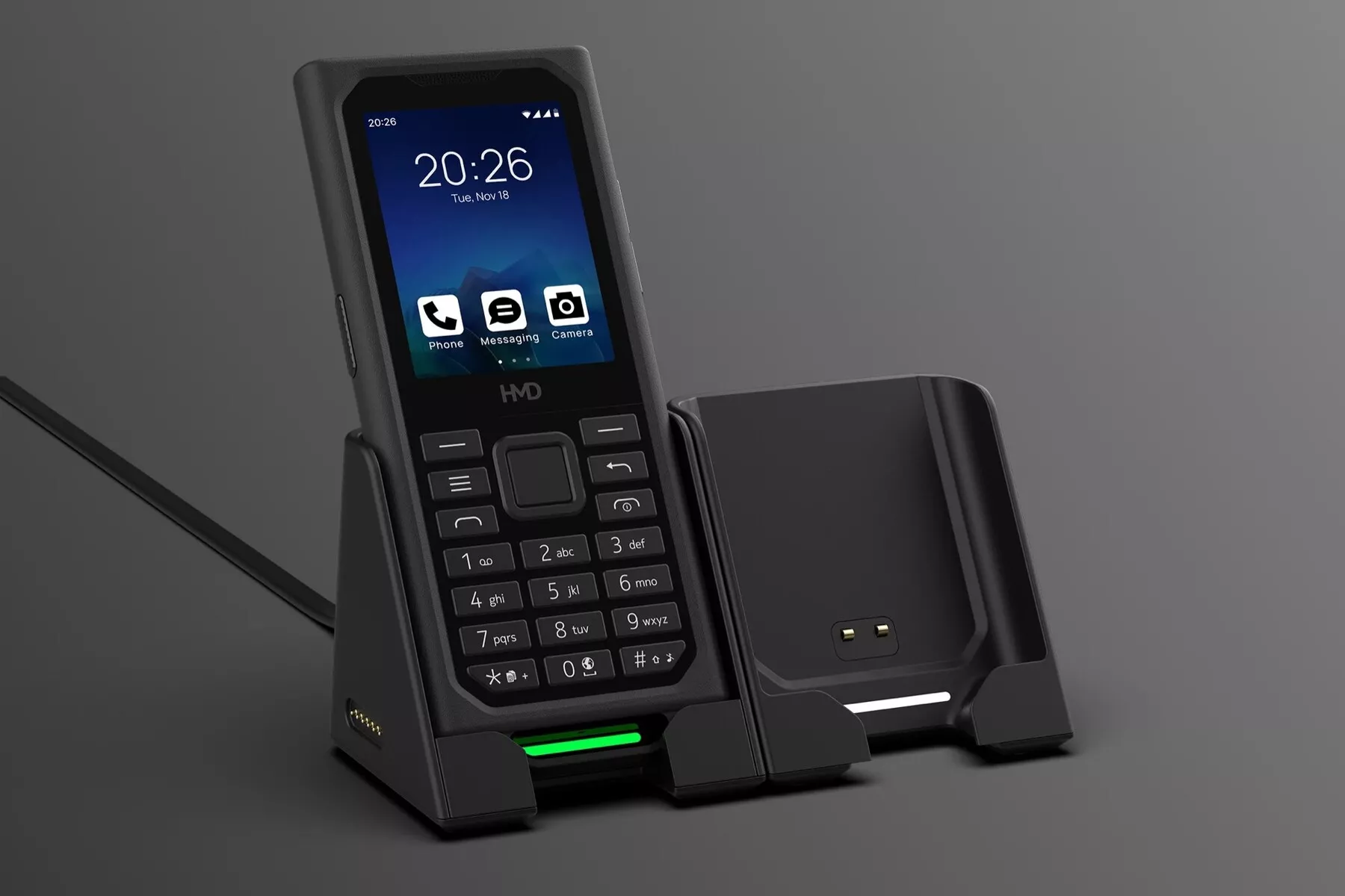 Tampilan close-up layar dan bodi ponsel tahan banting HMD yang menonjolkan bingkai pelindung tebal.