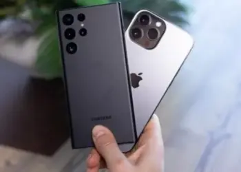 Tampilan belakang smartphone yang fokus pada modul kamera premium dengan tiga lensa besar.