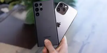 Tampilan belakang smartphone yang fokus pada modul kamera premium dengan tiga lensa besar.