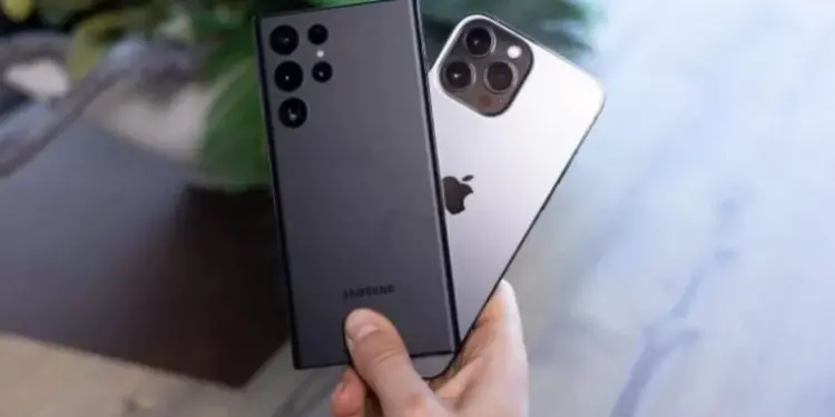 Tampilan belakang smartphone yang fokus pada modul kamera premium dengan tiga lensa besar.