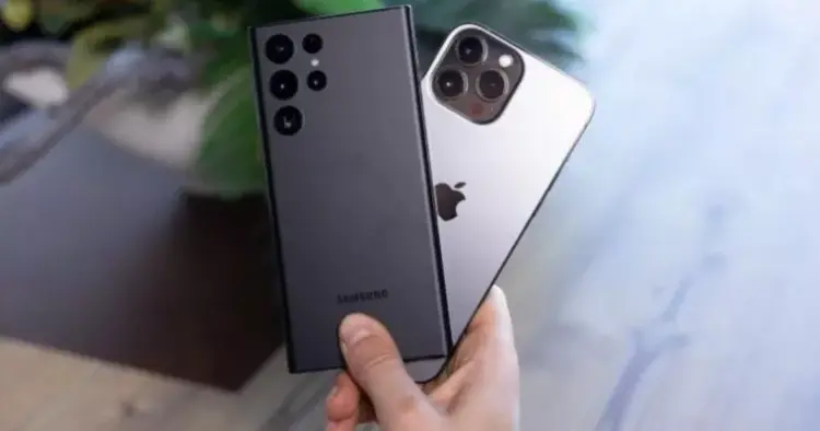 Tampilan belakang smartphone yang fokus pada modul kamera premium dengan tiga lensa besar.