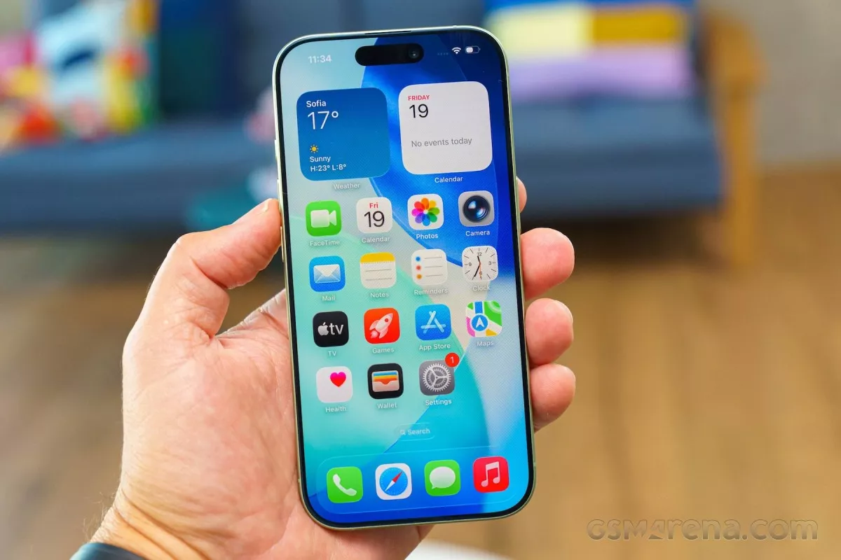 Ilustrasi logo Apple di samping chip prosesor, menyimbolkan peningkatan performa dan efisiensi hardware di iOS 27.