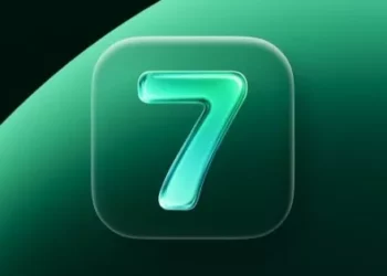 Logo angka "7" dalam desain glassmorphism berwarna hijau neon, merepresentasikan sistem operasi Realme UI 7.0.