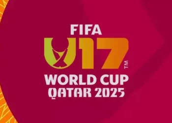 Logo resmi FIFA U-17 World Cup Qatar 2025 dengan latar belakang merah marun dan aksen oranye.