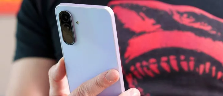 Tampilan detail kamera belakang ponsel Samsung Galaxy A-Series berwarna ungu/lavender.