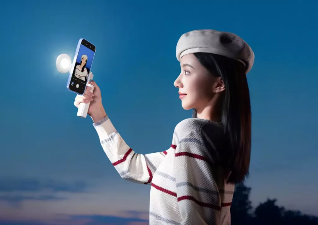 Tampilan close-up dari aksesori Oppo Magnetic Halo Flash Light yang menunjukkan sumber cahaya dan desain magnetiknya.