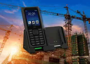 Unit ponsel tahan banting HMD ditampilkan dari berbagai sudut, menunjukkan port dan bingkai pelindung.