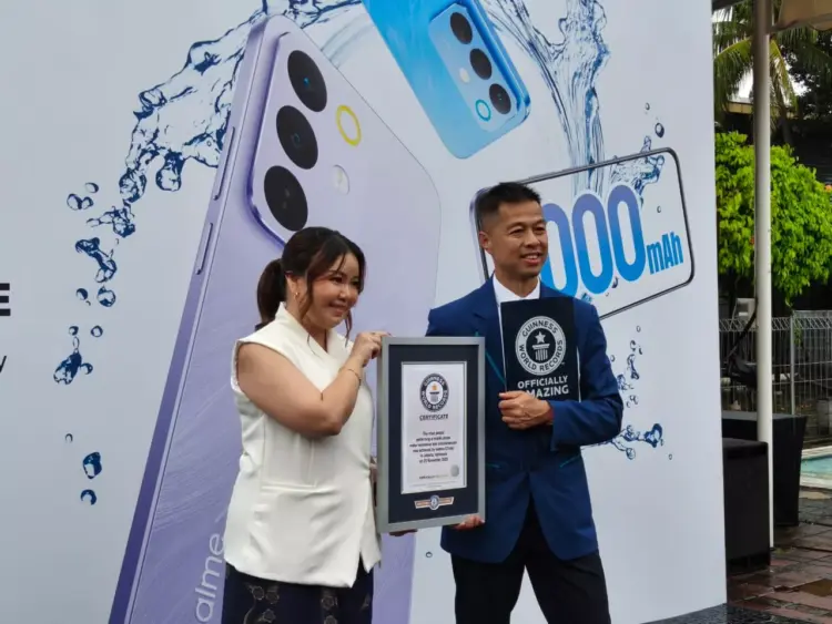 Ilustrasi smartphone Realme C85 yang terendam di dalam air, menandakan ketahanan air ekstrem yang memecahkan rekor Guinness.