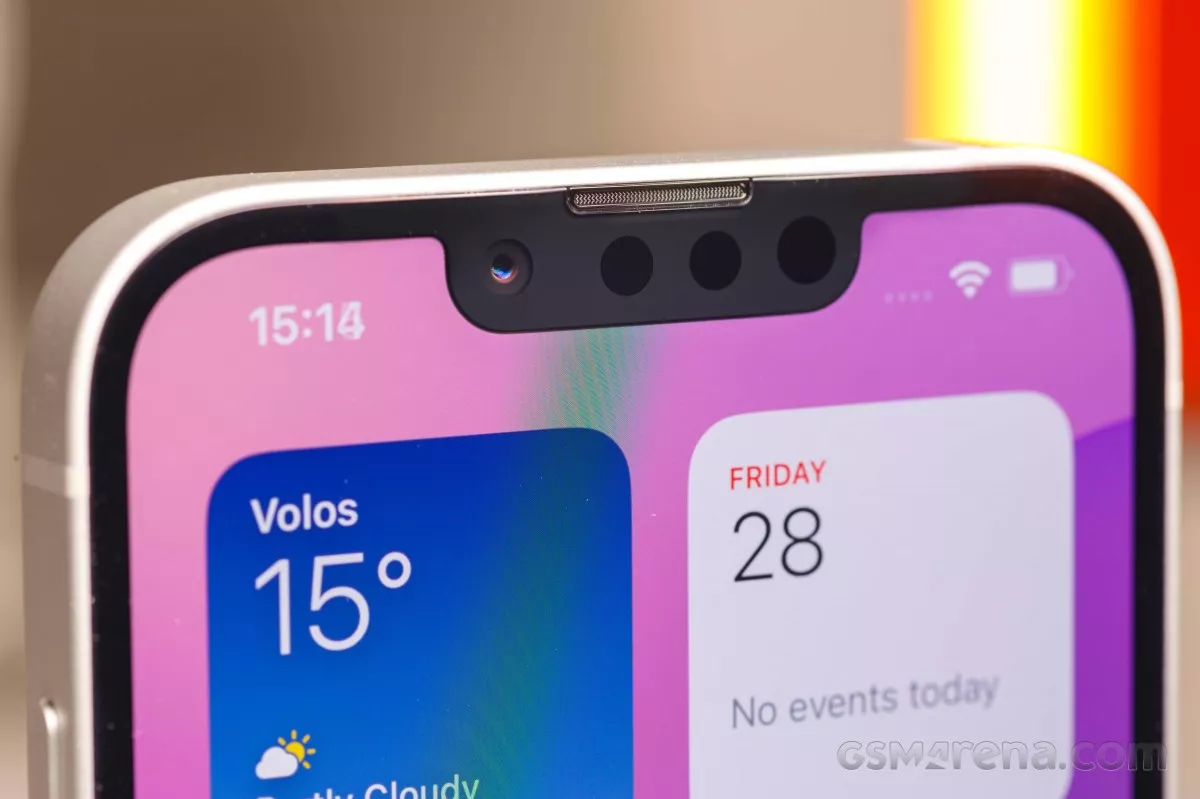 Tampilan layar depan smartphone iPhone, menunjukkan desain bezel dan notch atau Dynamic Island.