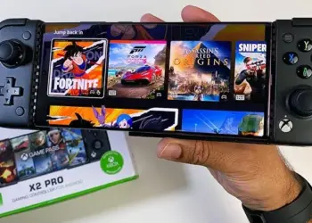 Gamepad seluler Gamesir X2 Pro yang terpasang pada ponsel, menampilkan daftar game yang siap dimainkan melalui Xbox Game Pass.
