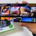 Gamepad seluler Gamesir X2 Pro yang terpasang pada ponsel, menampilkan daftar game yang siap dimainkan melalui Xbox Game Pass.