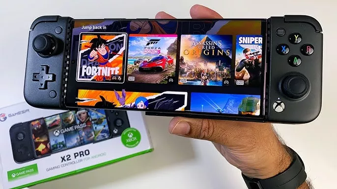 Gamepad seluler Gamesir X2 Pro yang terpasang pada ponsel, menampilkan daftar game yang siap dimainkan melalui Xbox Game Pass.