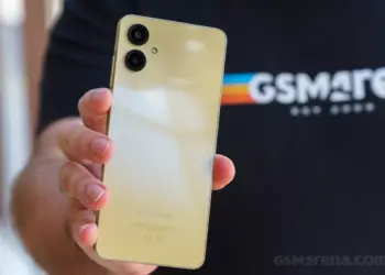 Tiga smartphone Samsung dengan variasi warna yang cerah dan modern.